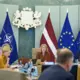Valdība pieņem stratēģisku lēmumu: 2026. gada budžets bez jauniem prioritārajiem pasākumiem – fokuss uz aizsardzību un demogrāfiju