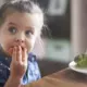 Vegānisms bērnībā: ieguvumi, riski, mīti un zinātniski pierādīti fakti