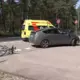 Velosipēdists ietriecas auto durvīs pie Bolderājas kapiem: aicinājums modrībai un drošībai uz ceļa