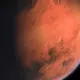 Vēsturisks Sasniegums: NASA Marsa Roveris "Perseverance" Pirmo Reizi Fiksē Redzamo Polārgaismu no Planētas Virsmas