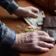 Vidējā izdienas pensija jūnijā sasniedz 909 eiro; tiek plānotas reformas