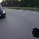 Video šokē: uz Jelgavas šosejas auto ignorē luksoforu un teju notriec motociklistu
