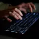 Vīrietis stāsies tiesas priekšā par mazgadīgā pavešanu netiklībā un bērnu pornogrāfijas apriti: draud bargas sekas