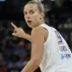 WNBA duelī starp "Mercury" un "Liberty" Kitija Laksa punktus negūst, Fīniksas komanda cieš zaudējumu