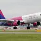 Wizz Air samazina izaugsmes ambīcijas, reaģējot uz dzinēju problēmām un izmaksu spiedienu