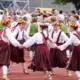 XIII Latvijas skolu jaunatnes dziesmu un deju svētki noslēdzas ar vērienīgu gājienu un aizkustinošu koncertu mežaparkā