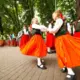 XIII Latvijas skolu jaunatnes dziesmu un deju svētku sestā diena: tradīciju spēks un nākotnes elpa