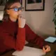 Zilās Gaismas Brilles: Digitālās Pasaules Glābējas Jūsu Acīm?