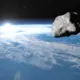 Zinātnieki satrūkušies: asteroīds izslīdējis garām Zemei tuvāk nekā satelīti