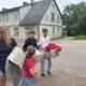 Zorinu ģimene atgriežas no Īrijas, lai Dziesmu svētkos apliecinātu latviskumu
