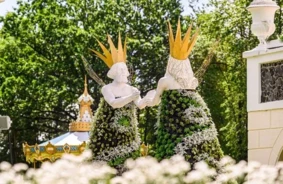 15 hektāri dailes: Pakrojas muižā atplaukst vasaras ziedu un kinozvaigžņu festivāls