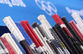 ASV Hokejisti Vēsturiskā Cīņā Aptur Zviedriju un Iekļūst Pasaules Čempionāta Finālā