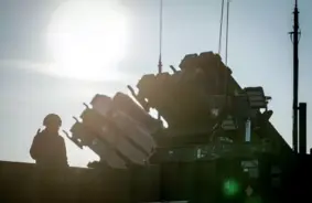 ASV "Lāča Pakalpojums" Ukrainai: Apturētā Palīdzība un NATO Steidzamais Brīdinājums Krievijas Agresijas Saasinājumā