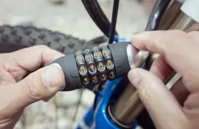 Absurda zādzība Rīgas centrā: zaglis nespēj nočiept velosipēdu, bet aizstiepj tā sēdekli