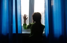 Aiz slēgtām durvīm: sanitas sāpīgais stāsts par bērnības seksuālo vardarbību cienījamā ģimenē