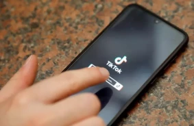 Aizdomīgais TikTok: Digitālā Izklaide, Ģeopolitiskais Ierocis un Latvijas Modrība Digitālās Ēnās