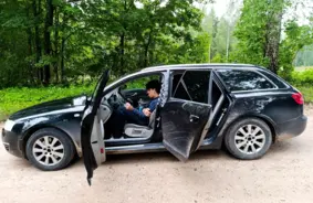 Aiztur divas personas par nelegālo migrantu pārvadāšanu – robežu sargi turpina cīņu ar cinisko hibrīdkara elementu