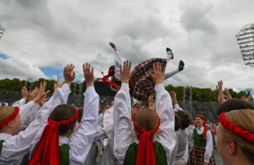 Aizvērtās priekškars: Skolēnu deju lielkoncerta "Es atvēru Laimas dārzu" pārtraukuma rūgtās mācības un biļešu atmaksas vilnis
