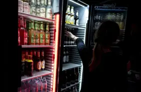 Alkohola ierobežojumi laukos: veikali cīnās par izdzīvošanu, sabiedrība meklē alternatīvas