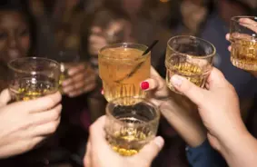 Alkohola lietošana ASV sasniedz zemāko punktu pēdējās trīsdesmit gadēs, bažas par veselību pieaug