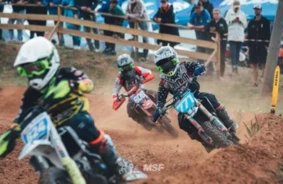 Aloja Kļūst par Pēdējo Atspēriena Punktu: Latvijas Jaunie Motokrosa Talanti Gatavojas Pasaules Junioru Čempionātam