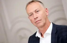 Alūksnes Novada Mēra Krēslā Atkal Dzintars Adlers: Sīva Politiskā Cīņa un Trauslā Uzvara