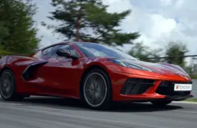 Amerikāņu sporta auto ikona "Corvette" beidzot ir oficiāli pieejama Latvijā