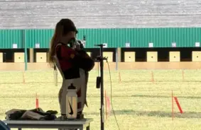 Anete Tukiša par mata tiesu no fināla Eiropas čempionātā šaušanā juniorēm Šaterū