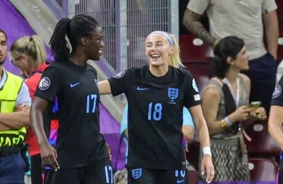 Anglijas futbolistes sirdsdarbību apturošā trillerī izglābjas un iekļūst "Euro 2025" finālā