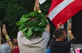 Anglijas pļavās mostas Jāņu gars: Gatavošanās vērienīgākajām latviešu svinībām ārpus dzimtenes