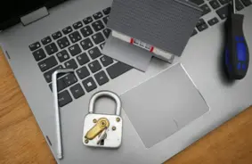 Apdrošināšanas līgumi kļūs saprotamāki: Saeima virza grozījumus likumā