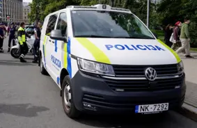 Apsūdzība par naida kurināšanu trolejbusā: Valsts policija rosina vīriešus saukt pie atbildības