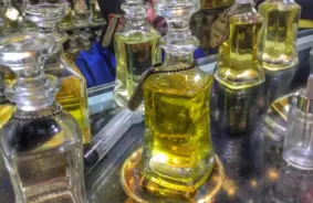 Arābu smaržu fenomens: kāpēc šie eksotiskie aromāti tik ļoti valdzina latvietes?