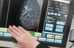 Ārsti brīdina: zema atsaucība un sistēmas nepilnības kavē vēža savlaicīgu atklāšanu Latvijā