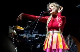 Ārtpopa Kulta Duets “CocoRosie” Ar Jaunā Albuma Tūri Vienīgajā Baltijas Koncertā Sajūsminās Cēsis