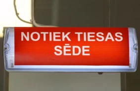 Astoņgadīgas meitenes šausmas: Patēvs tiesas priekšā par seksuālu vardarbību ar draudiem