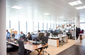 Astoņu stundu darbadienas ēra tuvojās beigām: Kāpēc darba pasaule mainās un kas mūs sagaida nākotnē?