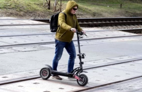 Atbildības Rītausma: Kāpēc Pusmūža Vīrieši Rāda Ceļu Elektroskrejriteņu OCTA Apdrošināšanā Latvijā?