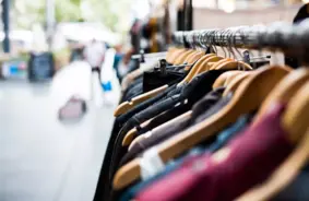 Ātrās modes gigants "Shein" uzsāk cīņu pret nesankcionētu veikalu Rīgas centrā: Drauds zīmolam un patērētājiem