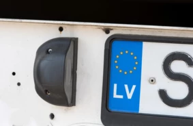 Atrisināta sena problēma: apturot transportlīdzekļa reģistrāciju, numura zīmes vairs nav jānodod CSDD