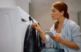 Augustā elektroenerģijas cenas strauji kāpušas, tomēr saglabājas zemākas nekā pērn: tirgus dinamika un nākotnes perspektīvas