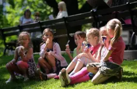 Aukstākais Vasaras Piedzīvojums Rīgas Sirdī: Grandiozais Saldējuma un Kārumu Festivāls Esplanādē