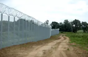 Baltkrievijas-Latvijas robežu šturmē simtiem migrantu: eskalējošs hibrīduzbrukums un Eiropas solidaritāte