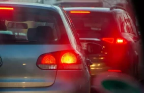 Bēgšana no kara ēnas: Teherānas iedzīvotāji masveidā pamet pilsētu eskalējošā Izraēlas-Irānas konflikta dēļ