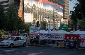 Belgradā valda spriedze: Policija nojauc protestētāju barikādes, iedzīvotāju dusmas aug
