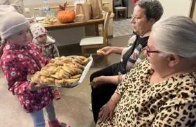 Bērnudārznieki iepriecina seniorus septiņpadsmitajā "Labo darbu nedēļā"