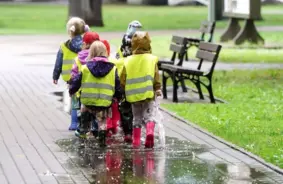 Bērnudārzu rindas un slēgšana: Latvijas pirmsskolas dilemmas izskaidrojums