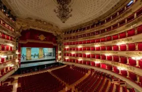 Bez šortiem un iešļūcenēm: slavenais opernams “La Scala” atjauno stingru apģērba kodeksu