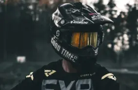 Bezjēdzīgs eksperiments beidzas ar nāvi: Vīrietis ASV nošauj draugu, testējot ķiveres izturību