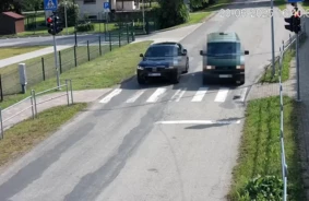 Bezkaunīga pārdrošība Katlakalnā satricina – šoferis divreiz ignorē sarkano gaismu, apdraudot satiksmes drošību